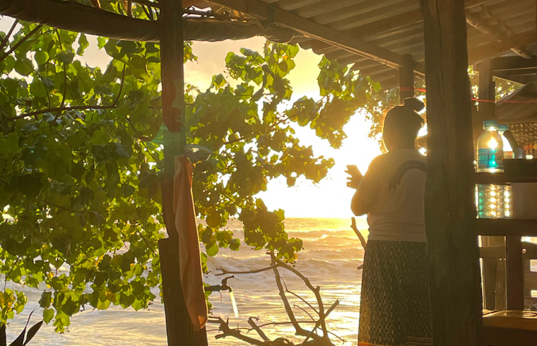 Sonneuntergang in Borneo am Strand