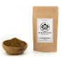 Preview: Red Borneo Dragon Kratom – 50g Doypack neben Schälchen mit rotem Kratom-Pulver