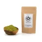 Preview: White Dragon Kratom – 50g Doypack neben Schälchen mit rotem Kratom-Pulver