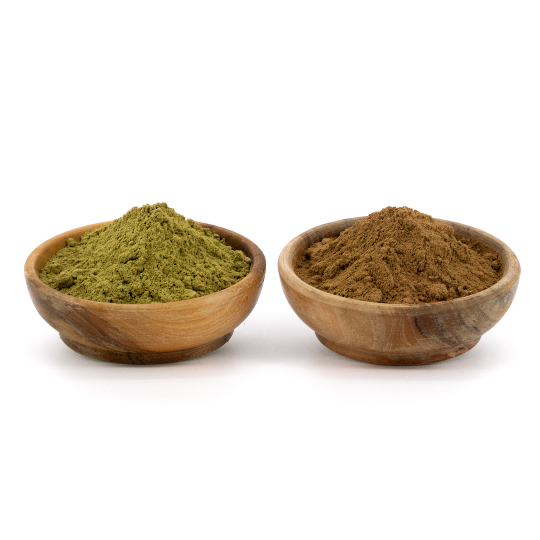 Zwei Schälchen mit fein gemahlenem Kratom-Pulver – Green und Red Borneo Dragon